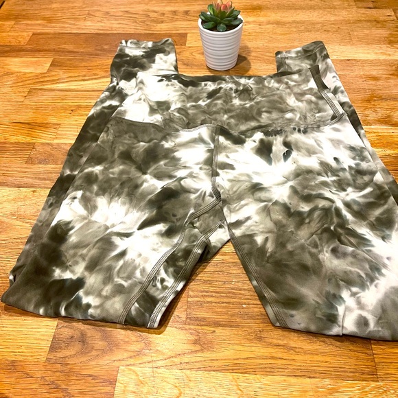 Lululemon size 6 align. - Picture 2 of 3